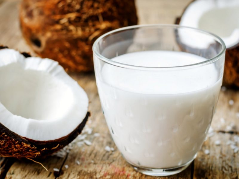 Полезные свойства и калорийность кокосового молока